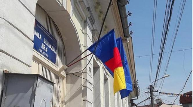 un tricolor nu al romaniei flutura mandru pe o scoala din lugoj