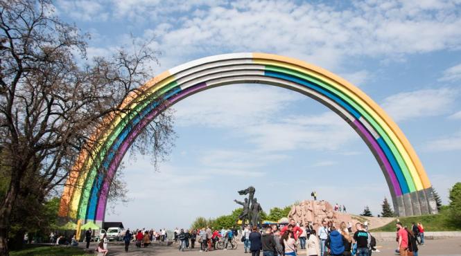 ucraina a pictat monumentul prieteniei cu rusia in culorile curcubeului pentru a celebra diversitatea