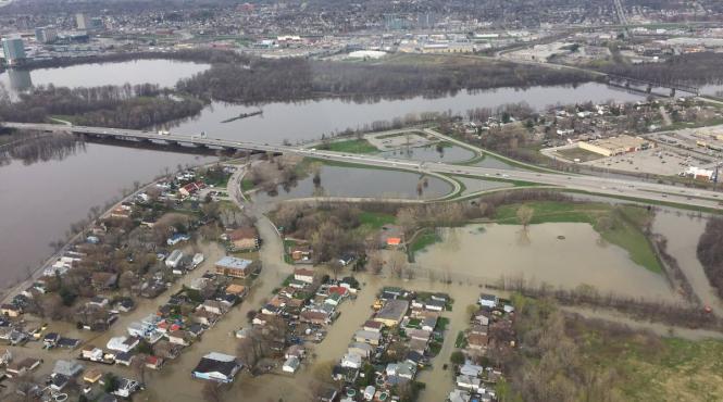 video inundatii grave in canada peste 2000 de locuinte sunt afectate de ape