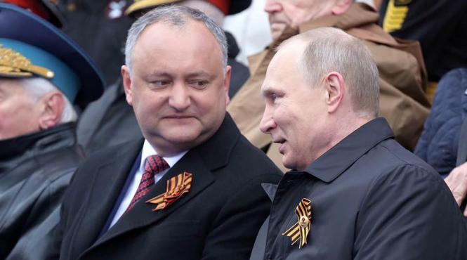 presedintele republicii moldova alaturi de vladimir putin in timpul paradei militare din piata rosie