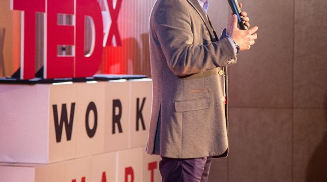 conferinta tedx actori muzicieni designeri sau sportivi de performanta alaturi de studenti