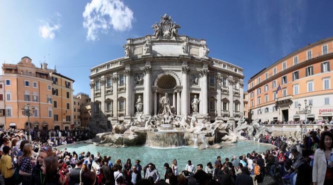 primaria romei va instala culoare de trecere pentru ca turistii sa nu se mai opreasca la fontana di trevi