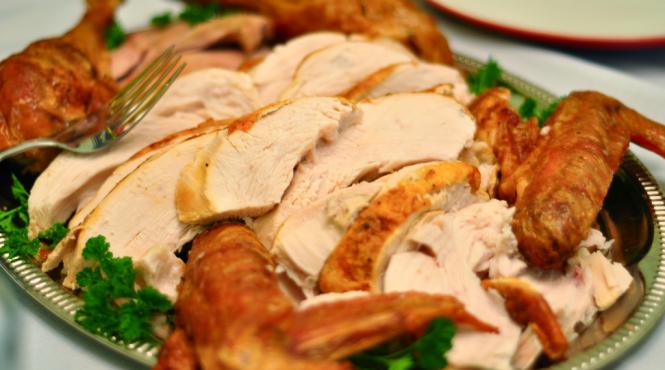 reteta zilei piept de curcan cu varza de bruxelles migdale si boia afumata