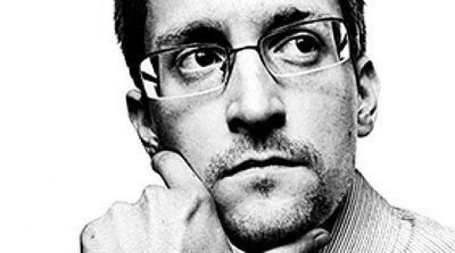 snowden a lansat un apel catre americani sa se opuna concedierii directorului fbi