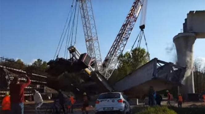 video o macara uriasa s a prabusit pe un santier din italia