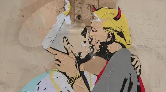 un graffiti infatisand un sarut intre papa francisc si un diavol cu chipul lui trump a aparut la roma