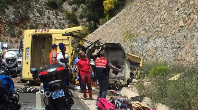 cel putin 20 de persoane si au pierdut viata in turcia dupa ce un autocar s a rasturnat
