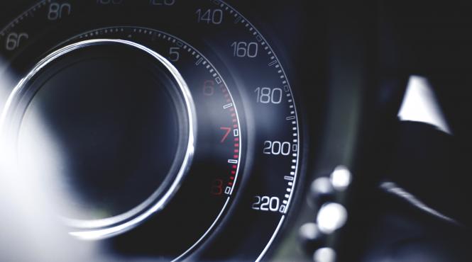 la 20 de ani a condus cu aproximativ 220 kilometri pe ora