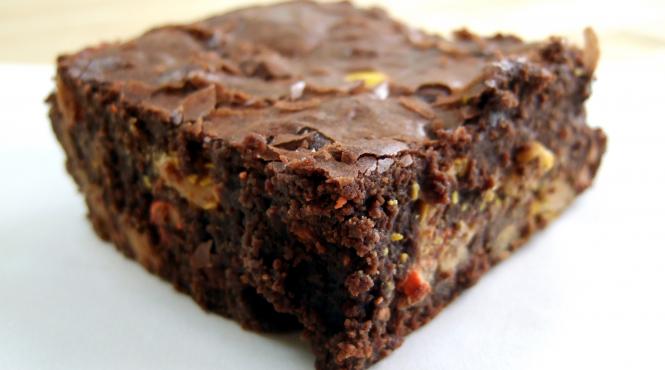 reteta zilei brownie cu ciocolata amaruie si ciocolata cu lapte