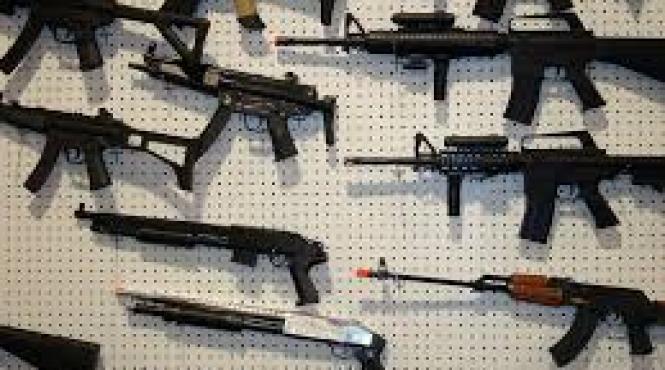 vamesii din petea au descoperit mai multe pistoale si munitie intr o masina