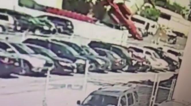 video imagini dramatice surprinse de o camera de supraveghere un avion de mici dimensiuni s a prabusit langa un aeroport din new jersey