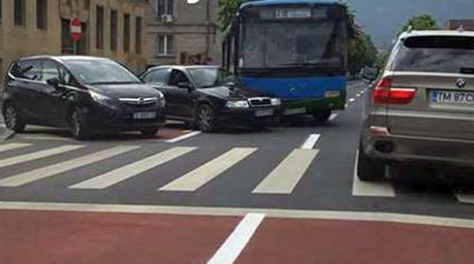 accident in centrul brasovului un autobuz a intrat in coliziune cu un autoturism