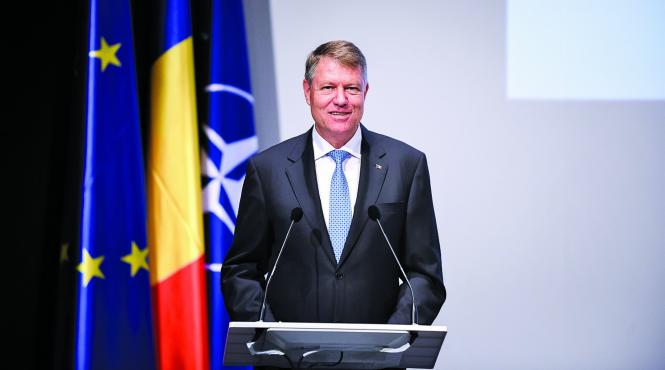 auditoriu strans cu japca la brasov pentru iohannis