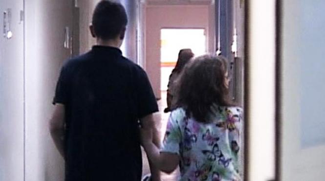 baiatul snopit in bataie de mama nu vrea sa se desparta de aceasta