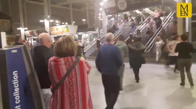 marturii cutremuratoare dupa atacul din manchester arena dupa cateva secunde ne au strigat sa fugim si s a produs explozia chiar in spatele lor sute de oameni strigau si alergau