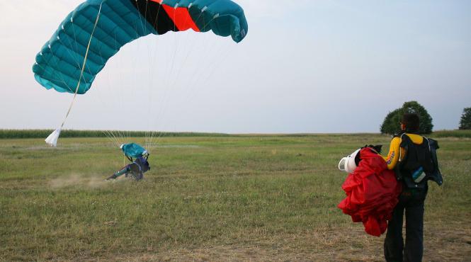 tragedie pe aerodromul clinceni un parasutist militar a murit in timpul unui exercitiu