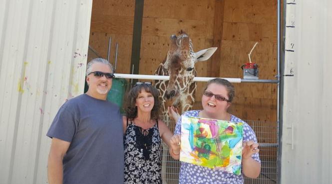 video ozzie o girafa de trei ani are un hobby neobisnuit picteaza