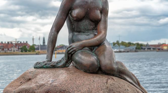 mica sirena din copenhaga a fost vopsita in rosu in semn de solidaritate cu balenele