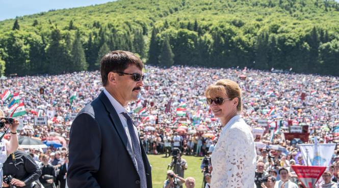 harghita presedintele ungariei la procesiunea catolica de la sumuleu ciuc