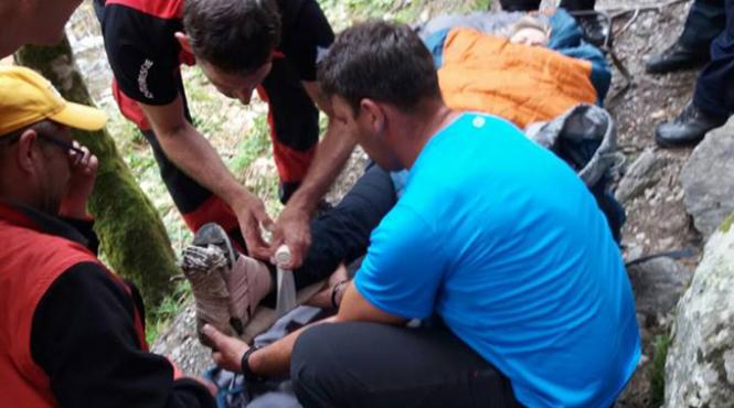 salvamontistii brasoveni au recuperat o tanara accidentata pe tampa