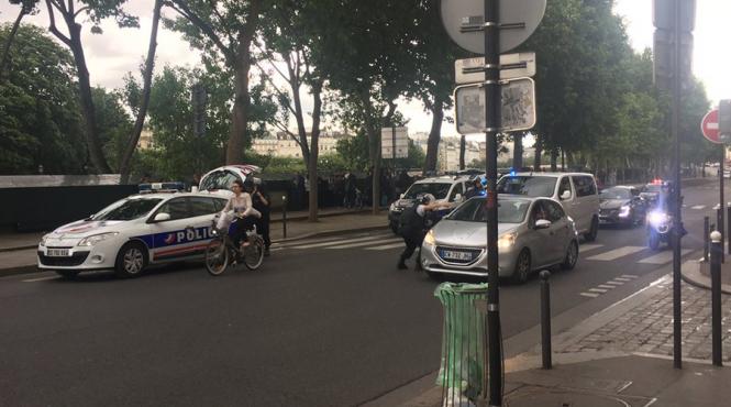 alerta la paris au fost auzite mai multe focuri de arma la catedrala notre dame