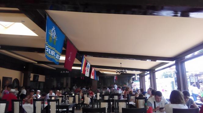 furios patronul unui restaurant din mamaia a aruncat cu propriul sange in inspectorii opc