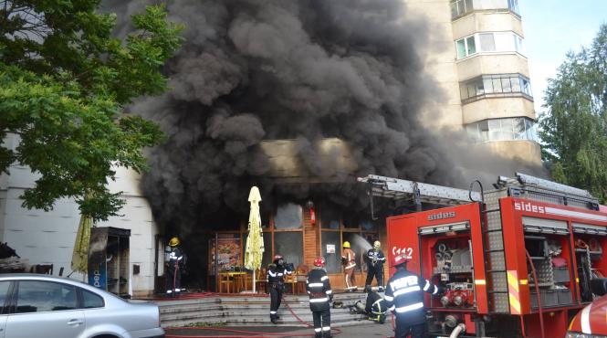 mures un bloc de locuinte evacuat dupa ce a fost cuprins de flacari