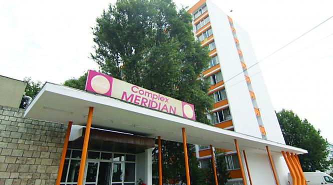 cat mananca si beau politistii in hotelurile mai