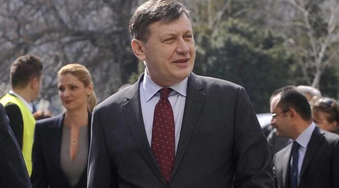 crin antonescu misiunea d lui dragnea nu este sa si regleze la vedere si fara succes raporturile de forta