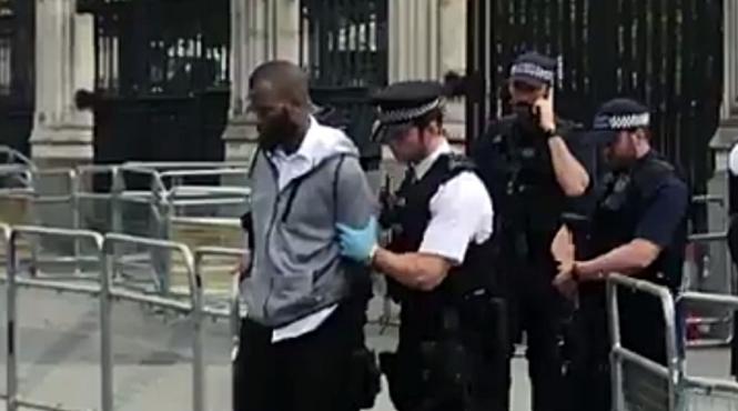 politia britanica anunta arestarea unui barbat inarmat cu un cutit in fata parlamentului din londra