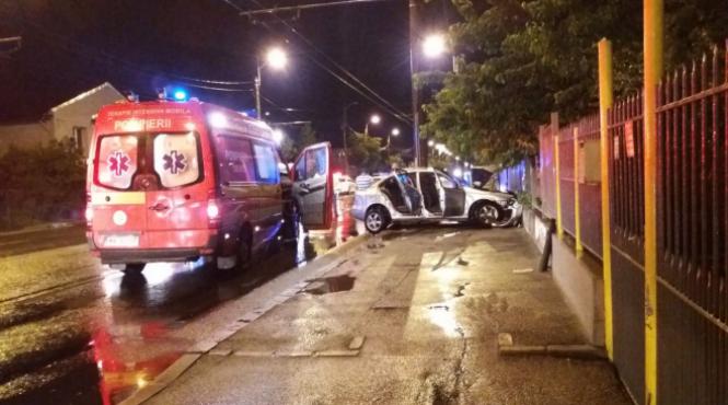 cluj trei persoane ranite intr un accident dupa ce masina in care se aflau a intrat intr un stalp