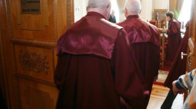 ccr interdictia ca persoanele condamnate sa faca parte din guvern inceteaza in caz de reabilitare amnistie dezincriminare motivare