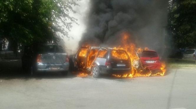 vaslui doua masini au ars in parcarea judecatoriei un alt treilea autoturism a fost afectat