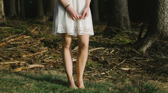 de ce e bine sa mergi cu picioarele goale prin iarba