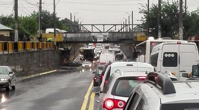 traficul rutier pe dn5 bucuresti giurgiu oprit din cauza apei acumulate in urma ploii