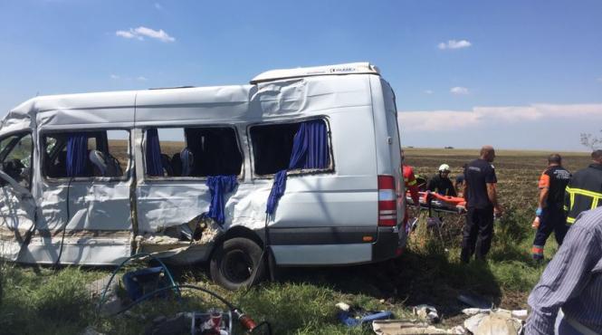 accident cumplit un tir a lovit un microbuz cu pasageri