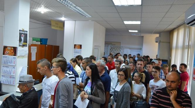 vaslui o tanara a lesinat in timp ce statea la coada la serviciul inmatriculari