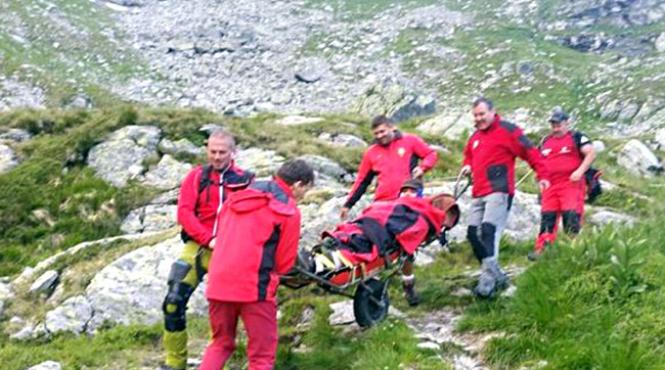 un turist ranit dupa ce a cazut intr o rapa salvat de salvamontistii maramureseni