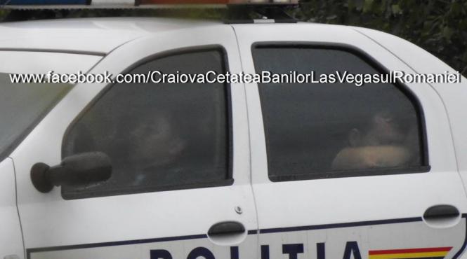 doi politisti doljeni au fost prinsi dormind in timpul programului in masina de serviciu