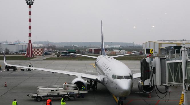 doua aeronave au cerut aterizarea de urgenta pe aeroportul international henri coanda