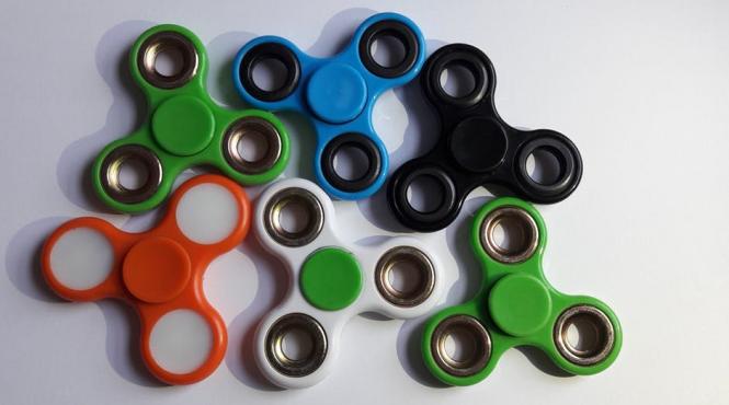 mii de jucarii fidget spinner periculoase au fost confiscate de politie ar fi putut provoca rani la ochi sau la dinti