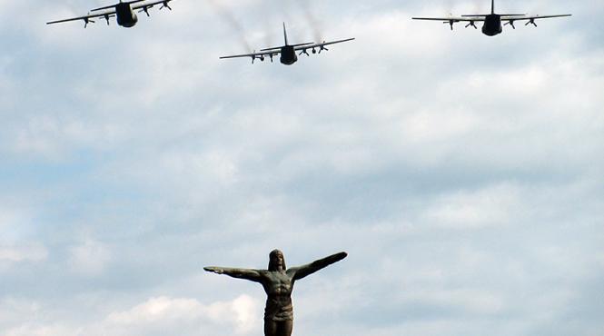 restrictii de circulatie joi in bucuresti cu ocazia zilei fortelor aeriene aeronave militare vor survola piata aviatorilor