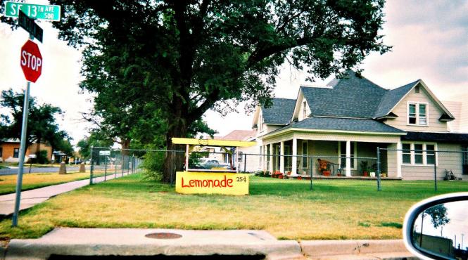 marea britanie o fetita de 5 ani amendata pentru ca vindea limonada