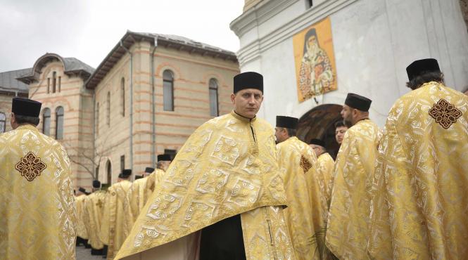sinodul mitropoliei moldovei episcopul husilor implicat intr un scandal sexual nu mai are voie sa oficieze slujbe
