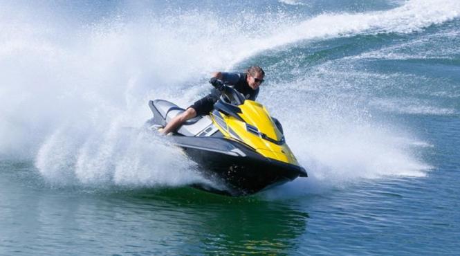 mamaia o femeie a fost lovita in plin de un skijet