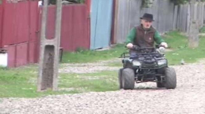 smeeni satul cu batrani ageri ca zmeii aici traiesc cea mai varstnica biciclista 80 de ani si cel mai batran conducator de atv 92 de ani
