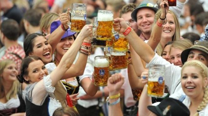 bere cu ciocolata si sampanie la festivalul berii din sibiu