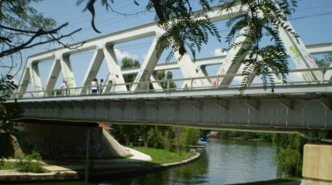 pmb pasarela care traverseaza lacul din parcul herastrau va fi gata in maxim o saptamana