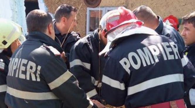 arges pompierii incearca sa salveze o femeie care a cazut intr o fantana adanca de opt metri