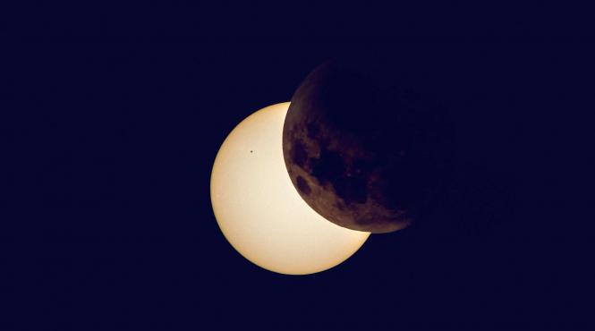 o eclipsa partiala de luna va fi vizibila in romania timp de aproximativ doua ore